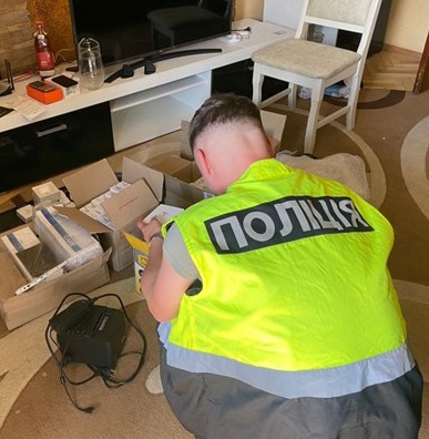 Обшуки в квартирі чоловіка. Фото: Нацполіція Львівщини