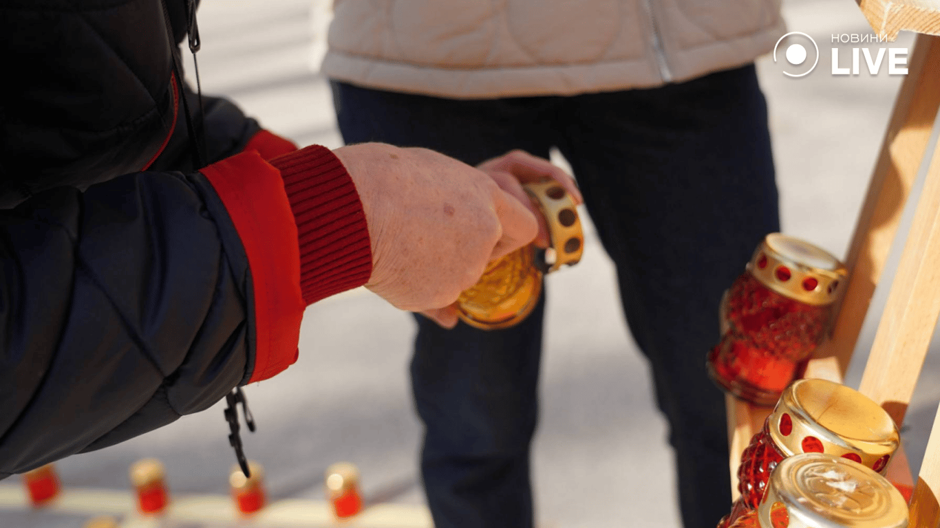 В Одесі вшанували жерт удару по драмтеатру у Маріуполі