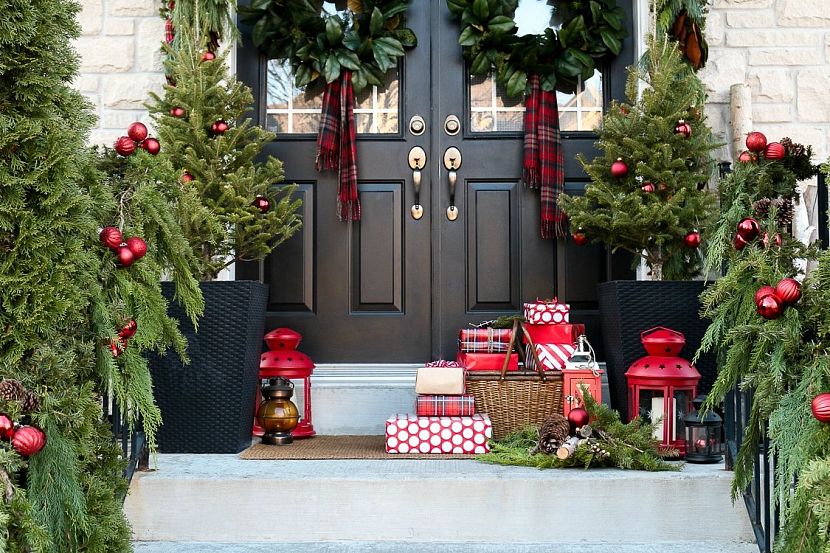 Ідеї новорічного декору для ґанку та сходів