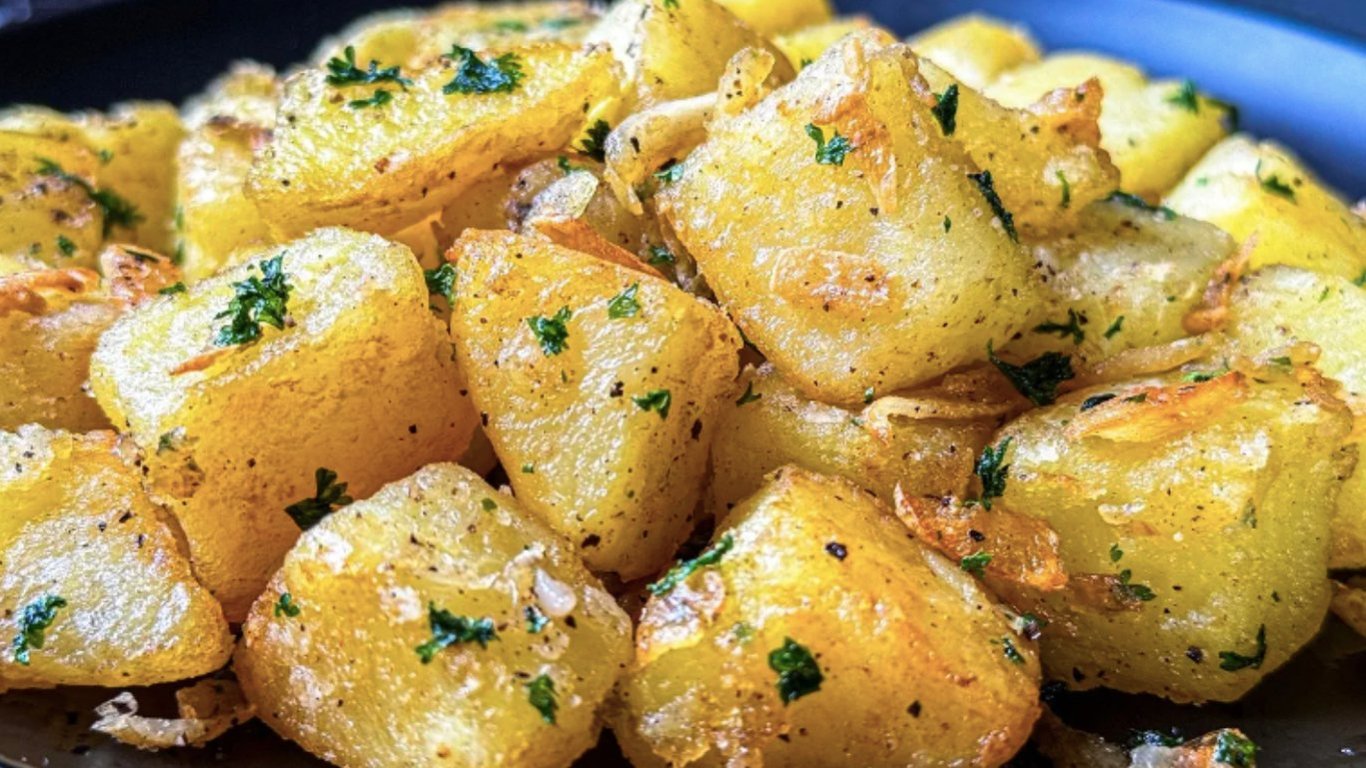Золотистый картофель с чесночным маслом на ужин: духовка не нужна