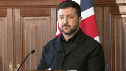 Зеленський показав планшет, з якого в реальному часі стежить за фронтом - 290x160