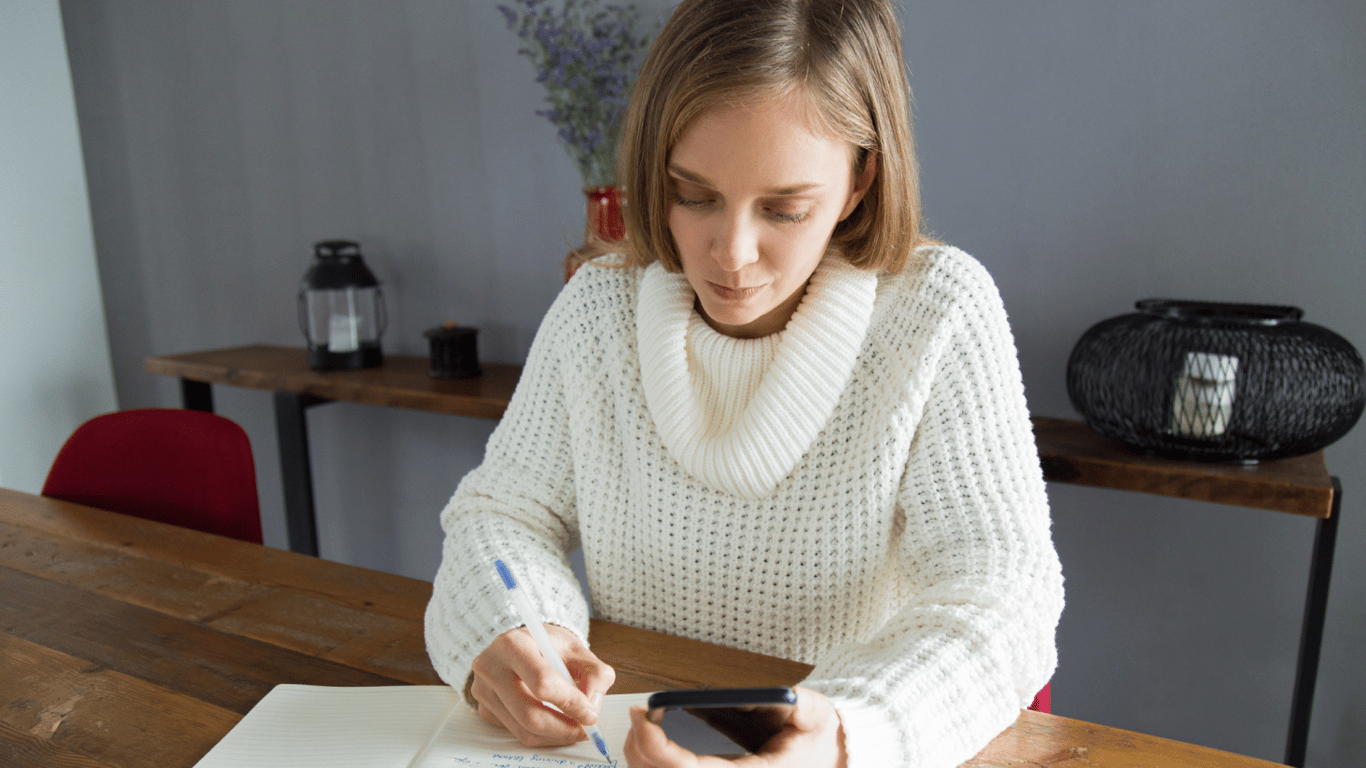 Дівчина сидить за столом