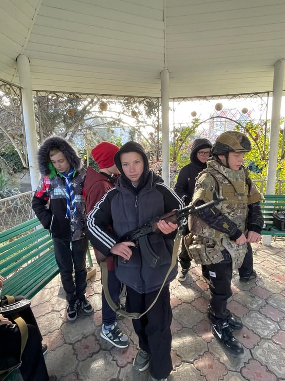 В Криму діти з автоматами