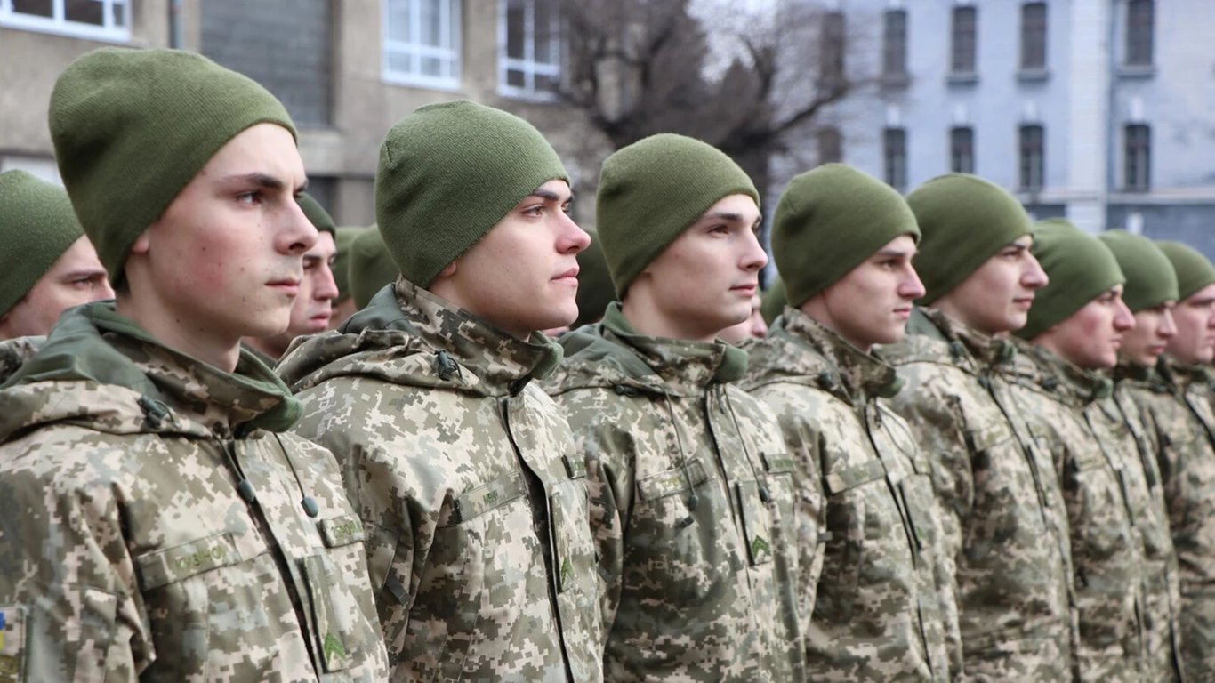 17-летние юноши должны стать на воинский учет: в ТЦК назвали сроки