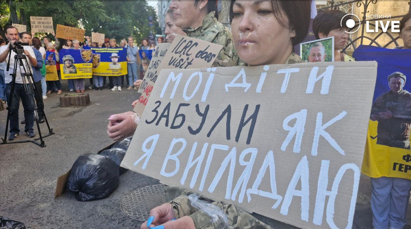 Почніть працювати — в Одесі родичі полонених пікетували Червоний Хрест (фото) - фото 3