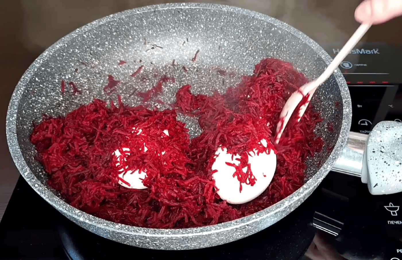 Як пофарбувати яйця буряком на сковороді - рецепт