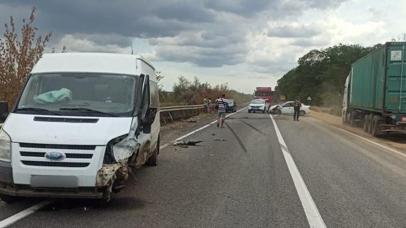 П'яний водій на Одещині зіткнувся з мікроавтобусом: є постраждалі