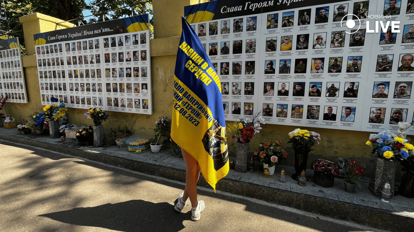 Родичі загиблого військового тримають бойовий прапор