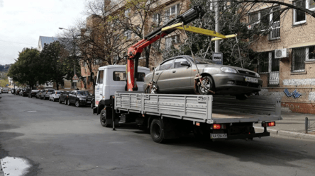 У Львові евакуйовують покинуті автомобілі — як це відбувається - 285x160