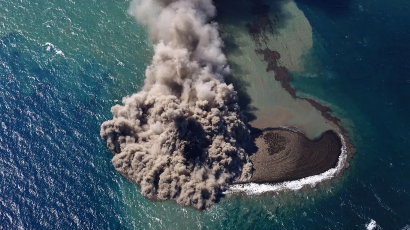 Новий острів, народжений вулканом біля берегів Японії, показали з космосу
