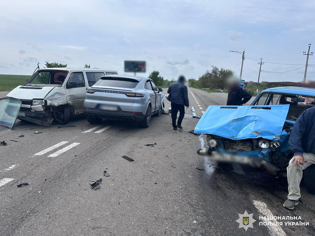 Смертельна ДТП під Одесою — зіткнулись одразу три автівки - фото 1