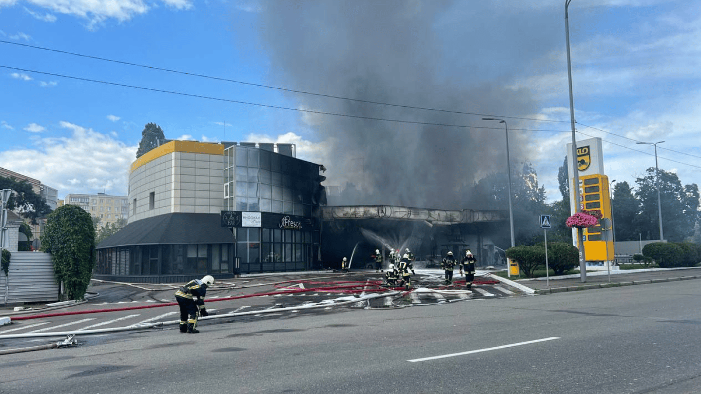 В Киеве произошел масштабный пожар на АЗС: видео