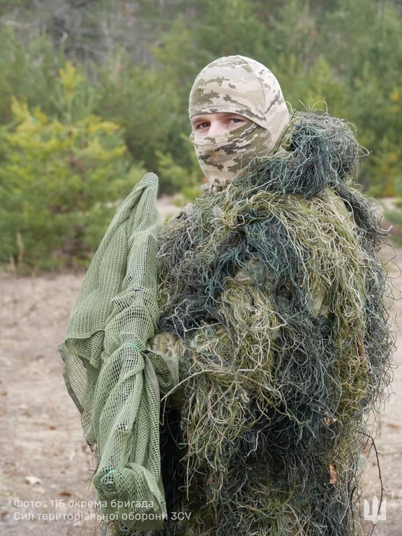 боєць ЗСУ в маскуванні