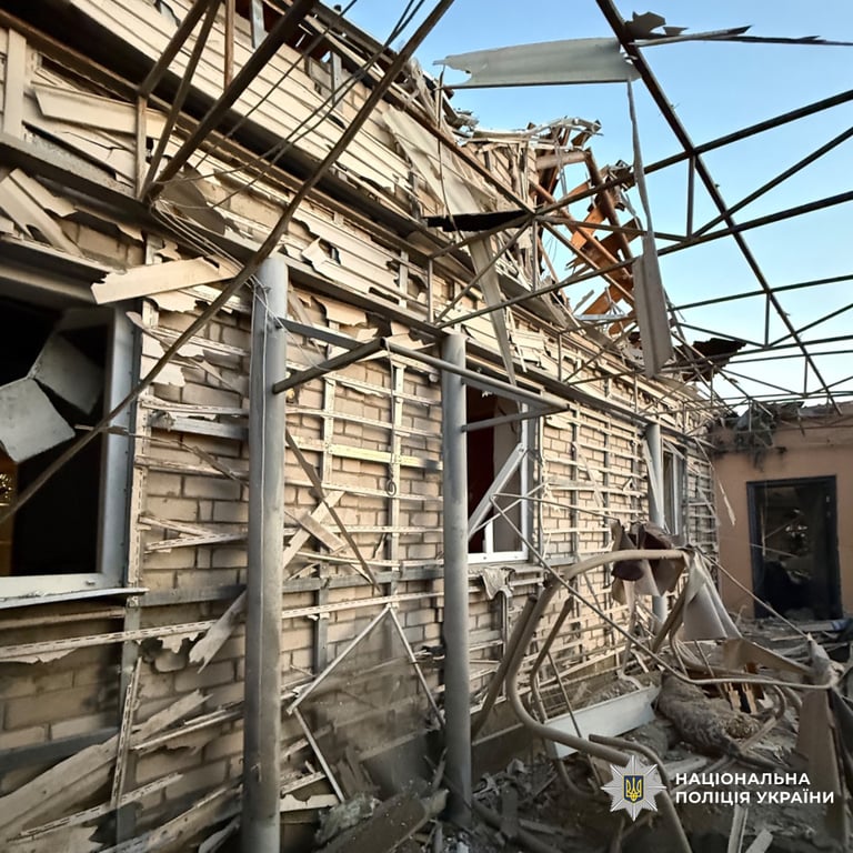 Зруйнована будівля після російського удару на Харківщині