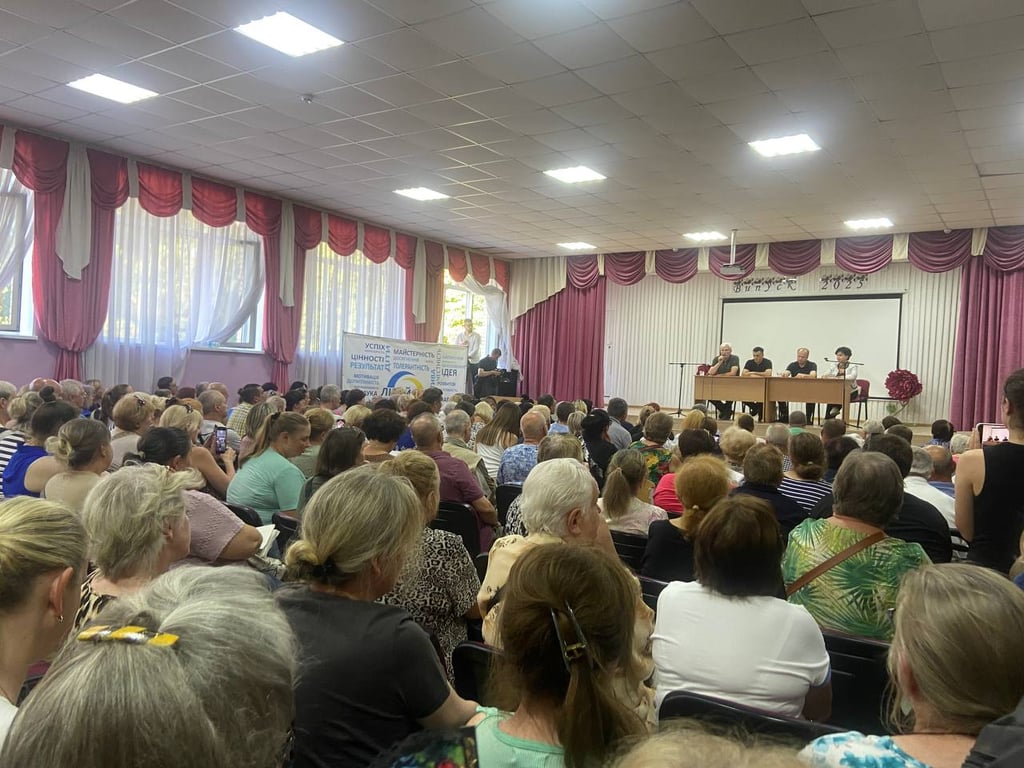 зустрічі з мешканцями знищеного та пошкоджених російською атакою будинків