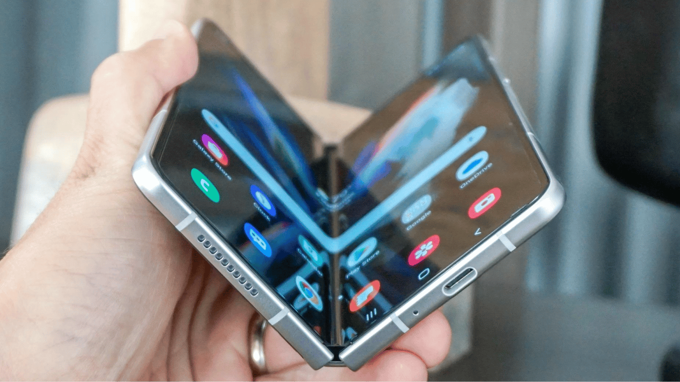В гибких смартфонах Samsung Fold начали трескаться дисплеи