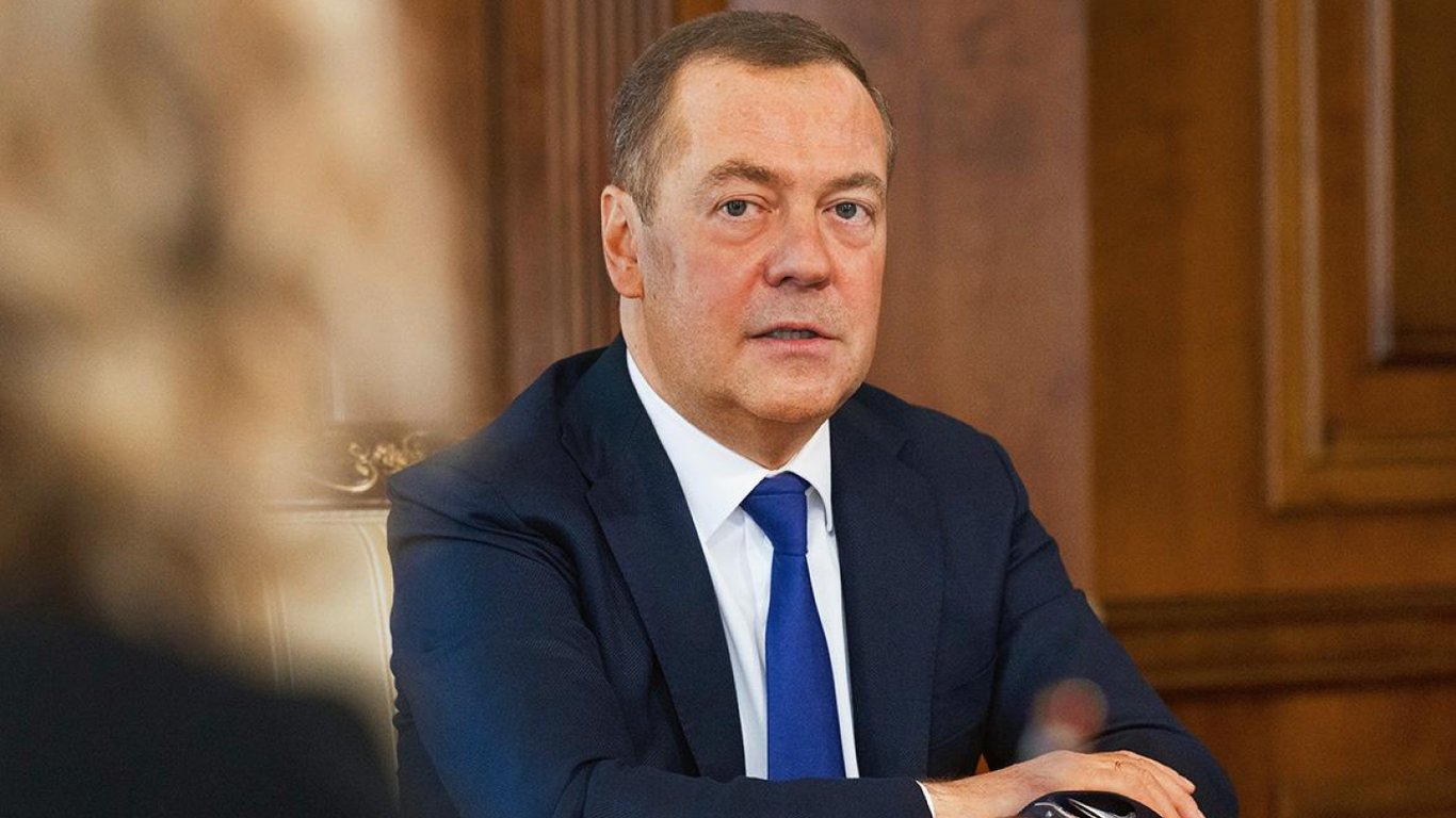​​​Медведев угрожает поставкой оружия в КНДР: почему заместитель Путина вспомнил Украину