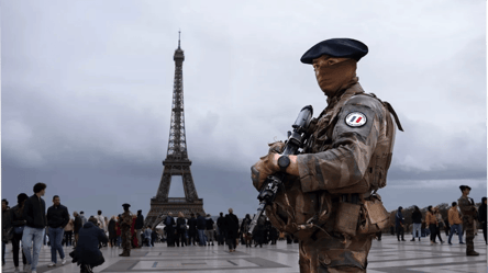 Во Франции ранили солдата, патрулировавшего город накануне Олимпиады - 285x160
