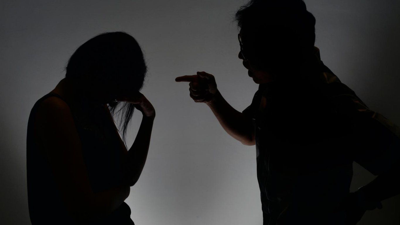 Киянин отримав підозру через психологічне насильство щодо цивільної дружини