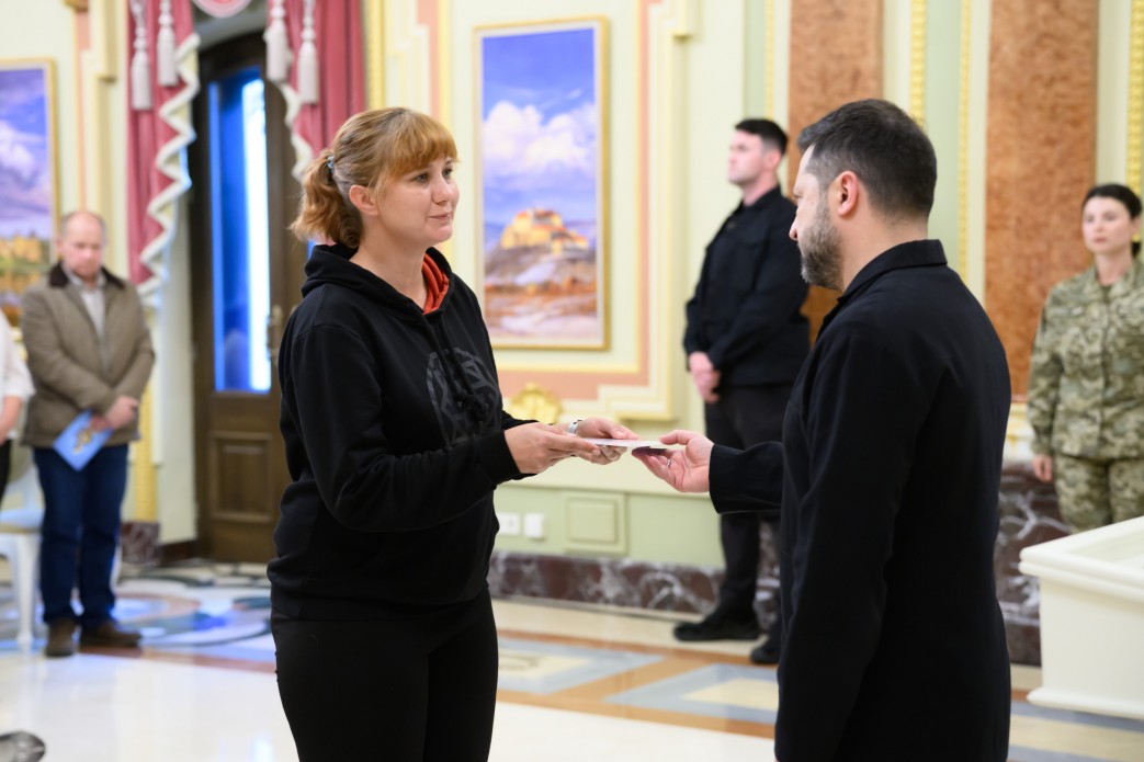 Зеленський вручив сертифікат на квартиру Героям України та їх родинам