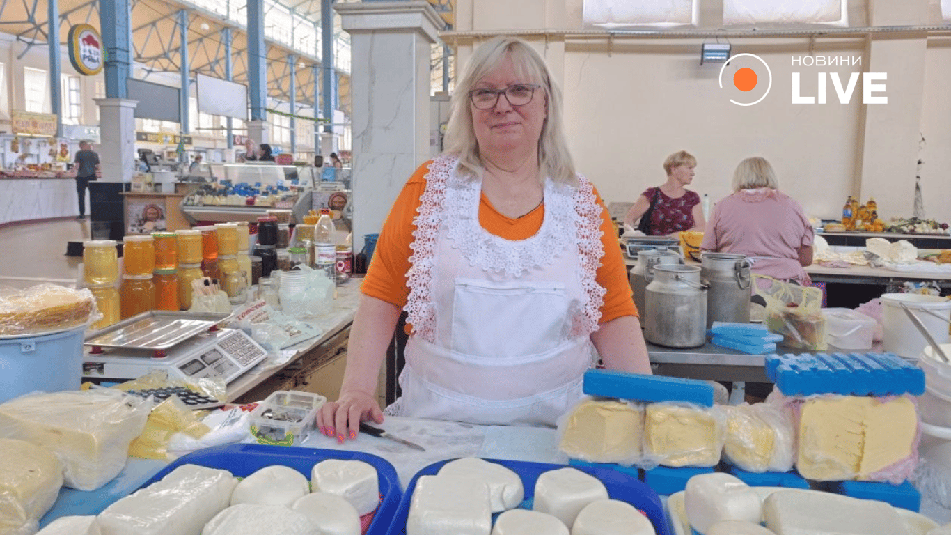 Продавчиня Ольга про молочну продукцію. Фото: Новини.LIVE