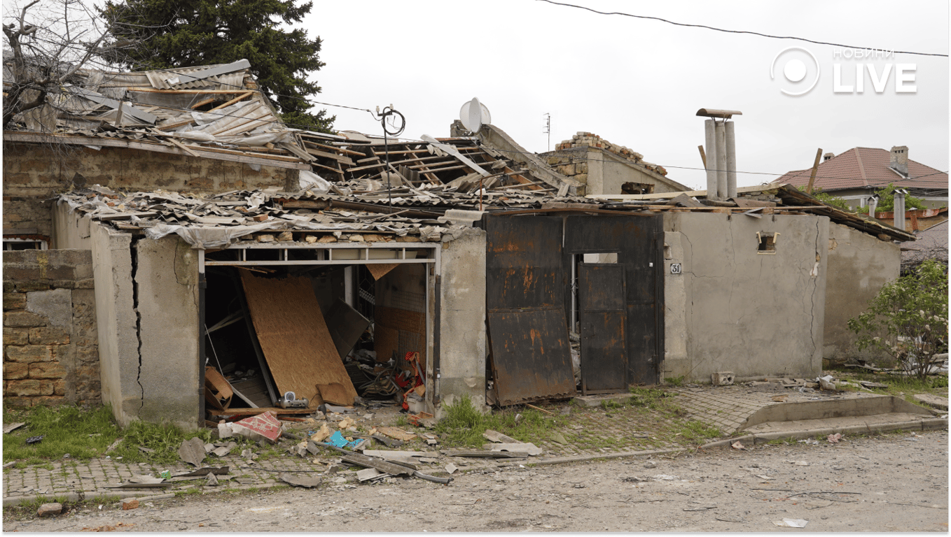 Пошкоджені приватні будинки від атаки 24 квітня. Фото: Новини.LIVE/ Юлія Браславська