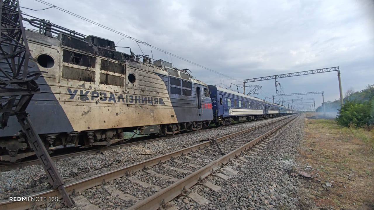  Пошкоджений російським дроном локомотив пасажирського потяга на Одещині