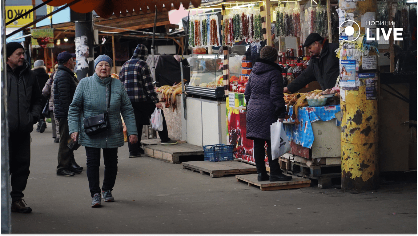 Одесити ходять по ринку. Фото: Новини.LIVE/ Юлія Браславська 