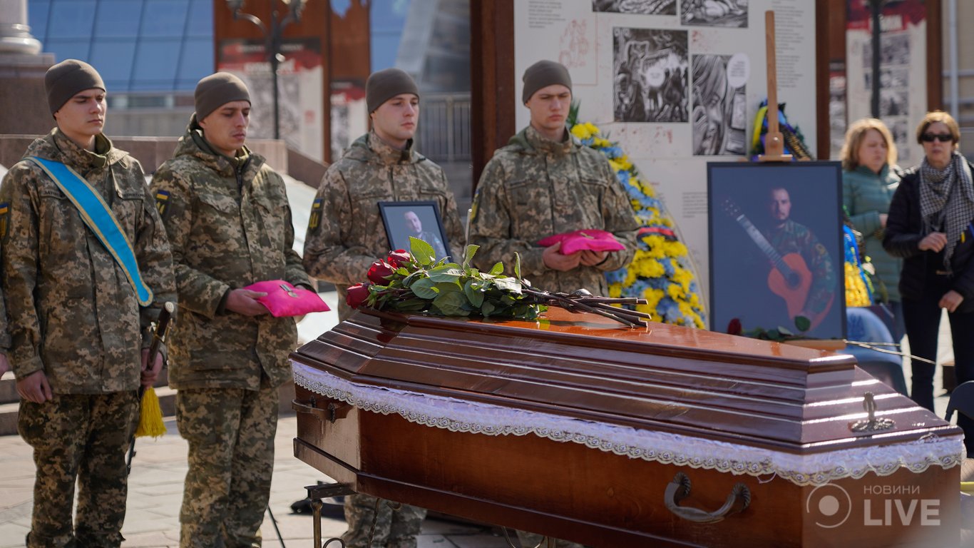 В Киеве простились с погибшим бойцом и ученым Бижаном Шароповым