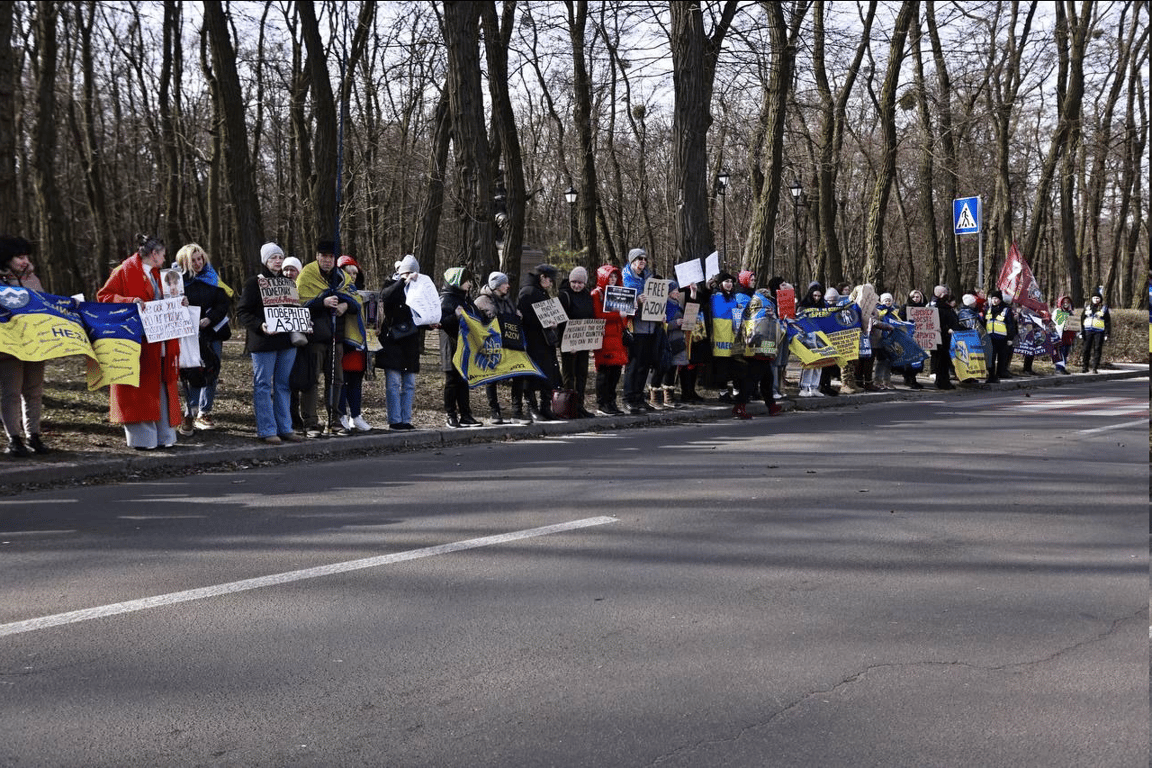 Під посольством США в Києві акція на підтримку полонених — фото - фото 2