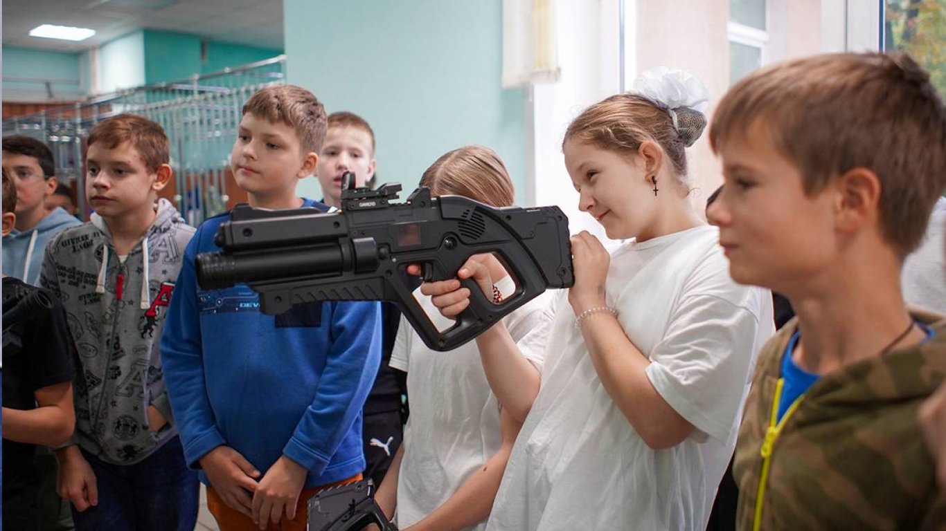 В Крыму оккупанты начали готовить к войне школьников