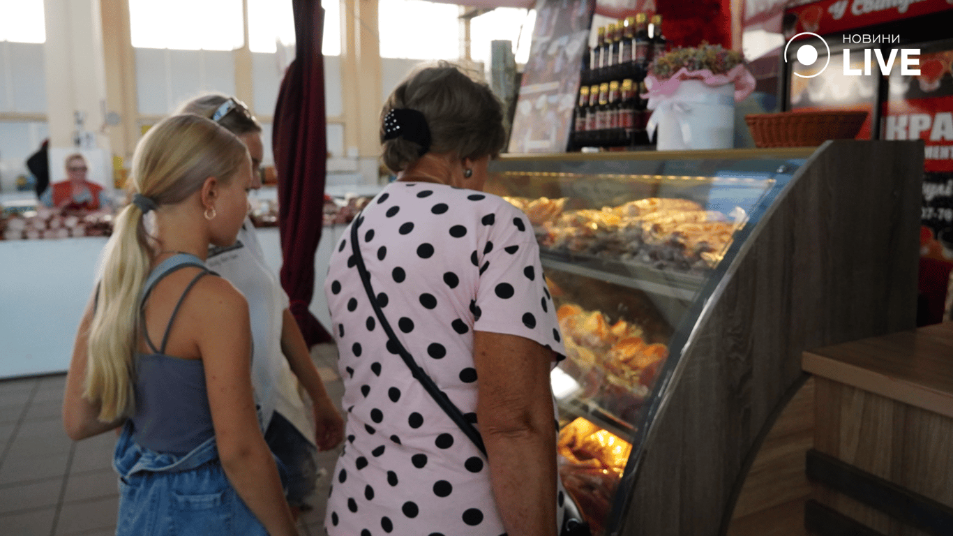 Люди вивчають асортимент. Фото: Новини.LIVE