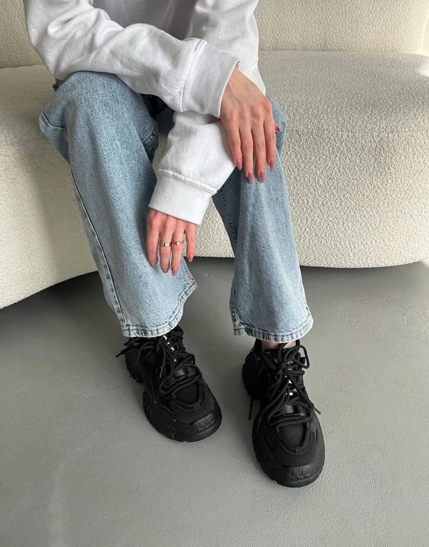 Масивні кросівки не для 2025 року