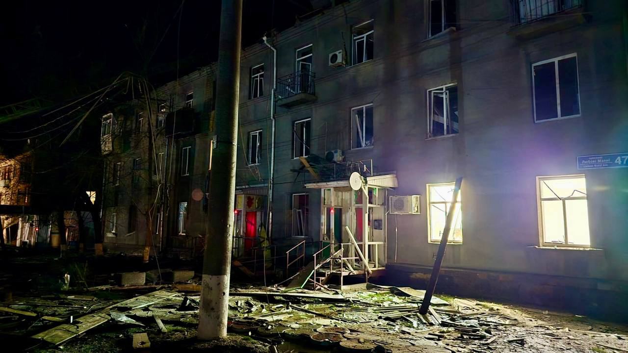 Дивом живий — з'явилися кадри тригодинного порятунку чоловіка з-під завалів у Харкові - фото 1