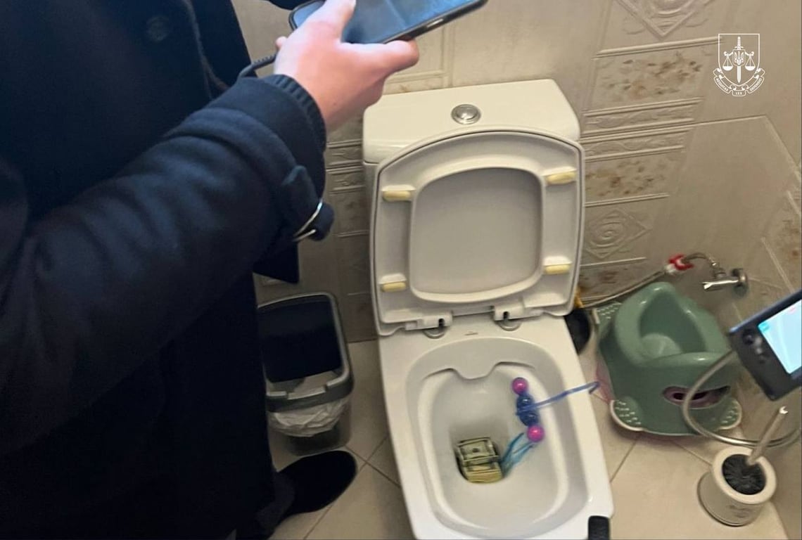 Доллары в унитазе