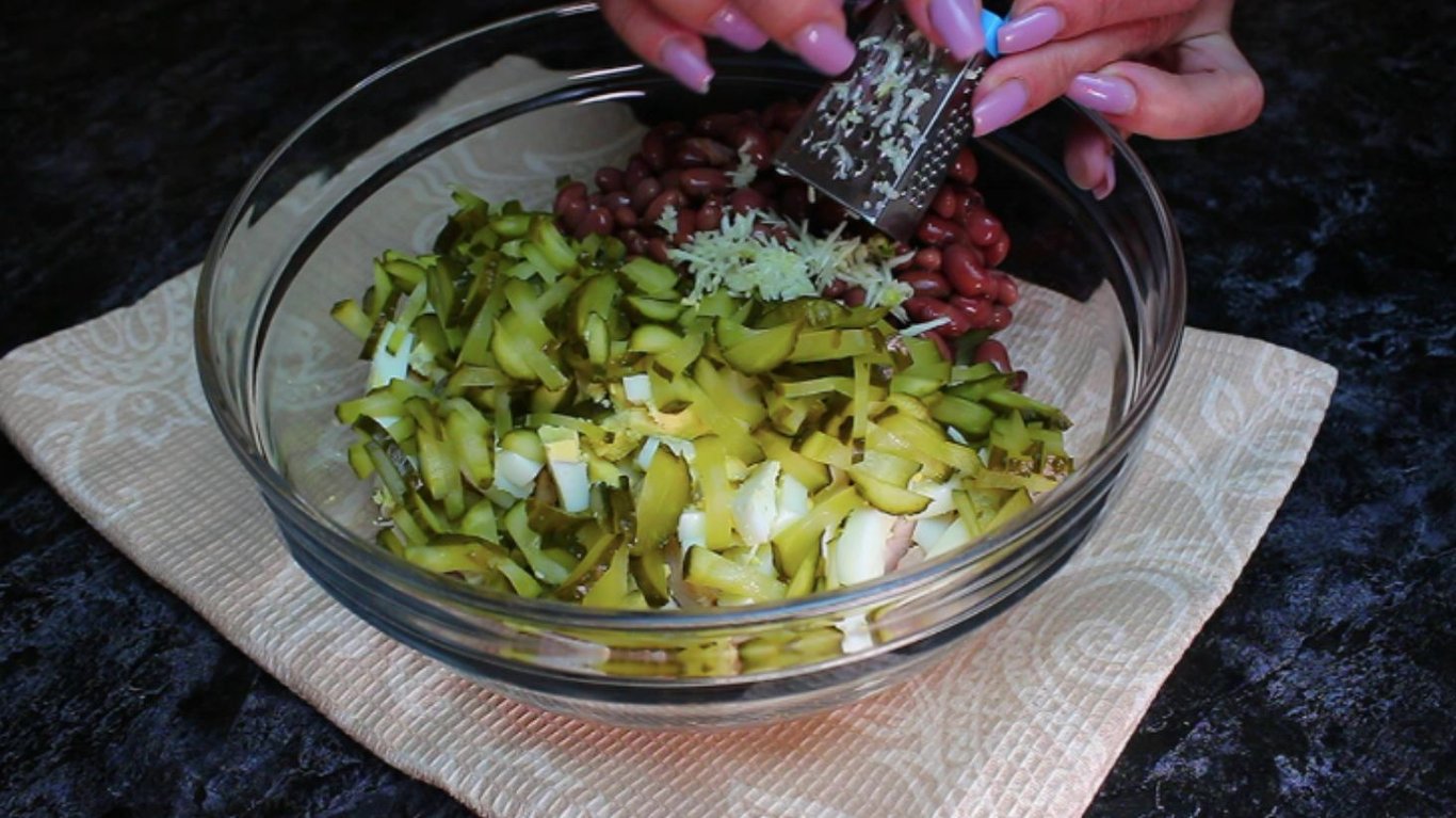 рецепт ситного салату із квасолею