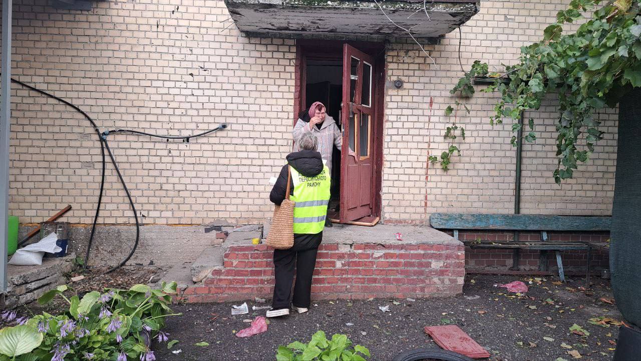 Жінка плаче