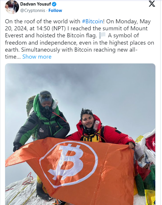 Прапор біткоїна на горі Еверест