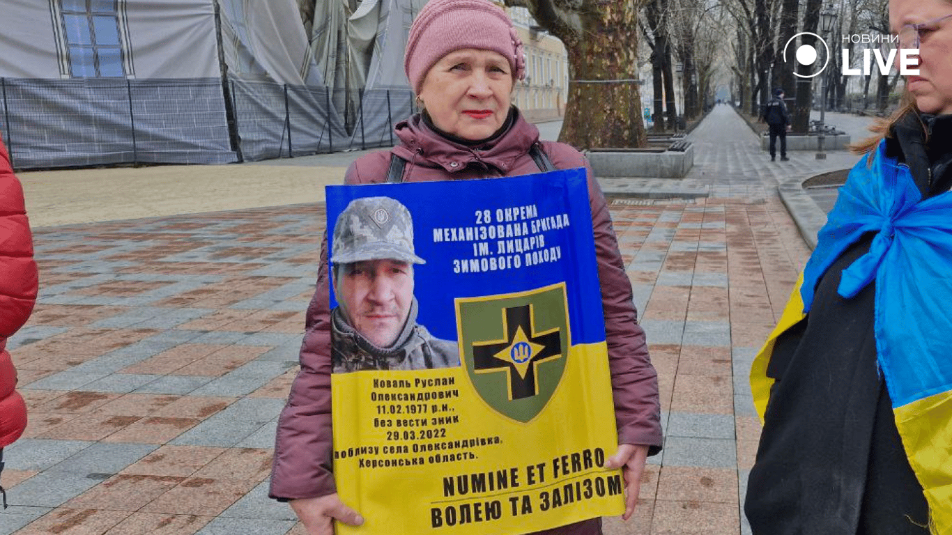 Молчаливая акция в Одессе возле мэрии люди собрались на митинг - фото 5