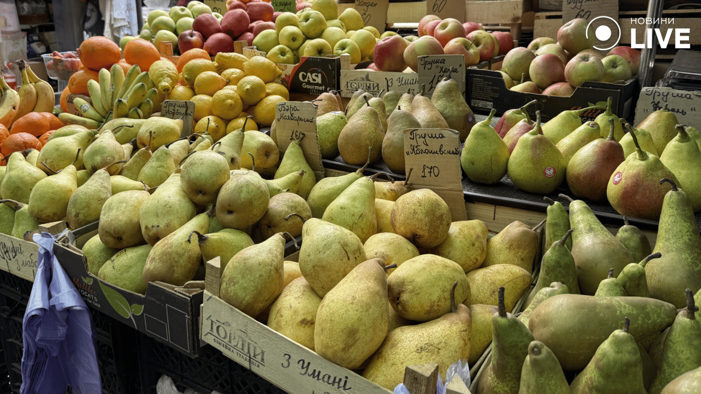 Прилавки з фруктами