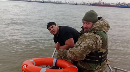 Затонув румунський човен: одеські прикордонники врятували людину - 285x160