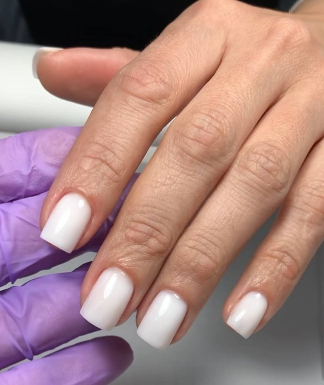 Молочний колір на нігтях - це мастхев для кожної