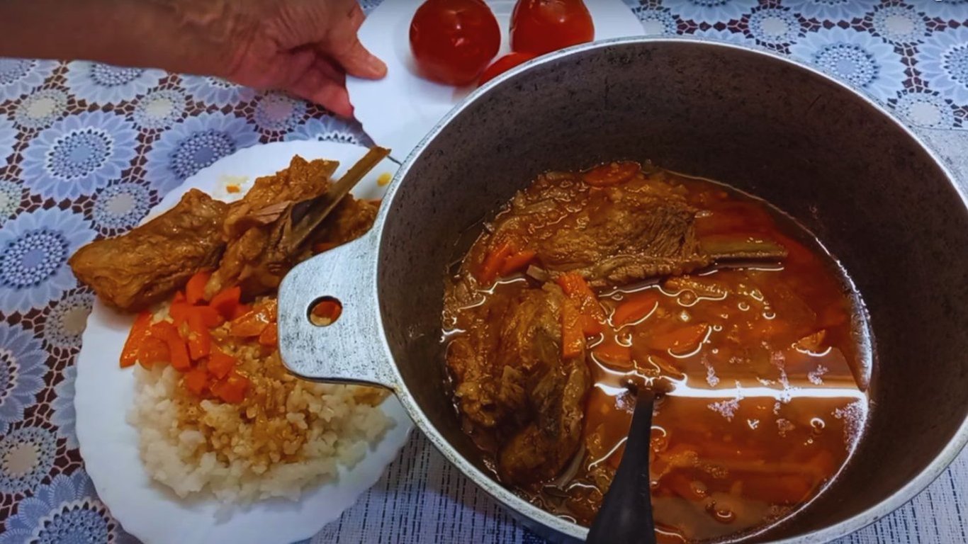 Бюджетна та смачна страва з ребер на вечерю — відео рецепт