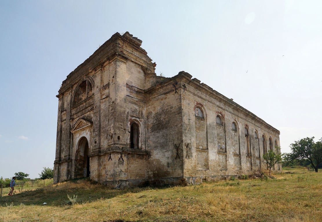 Руїни старовинного католицького костелу в Кам’янці на Одещині, з частково обваленими стінами та відсутнім дахом.