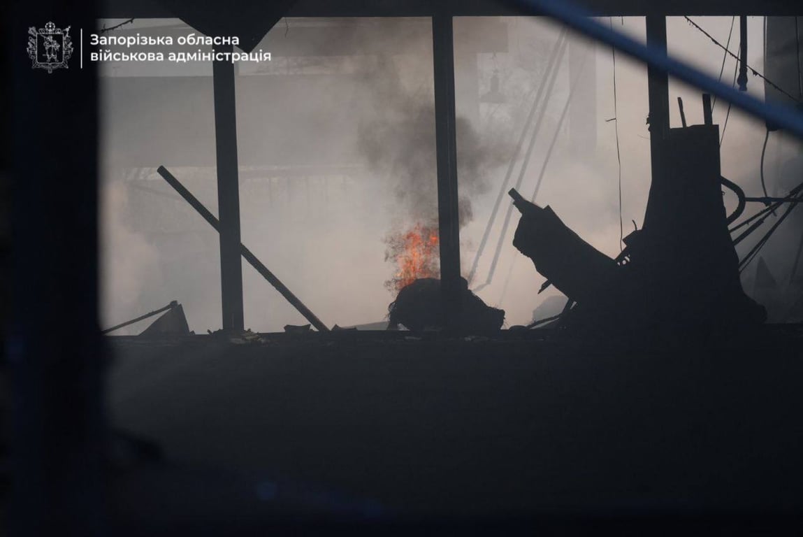 Рятувальники ДСНС ліквідовують наслідки обстрілу по автотранспортному підприємству