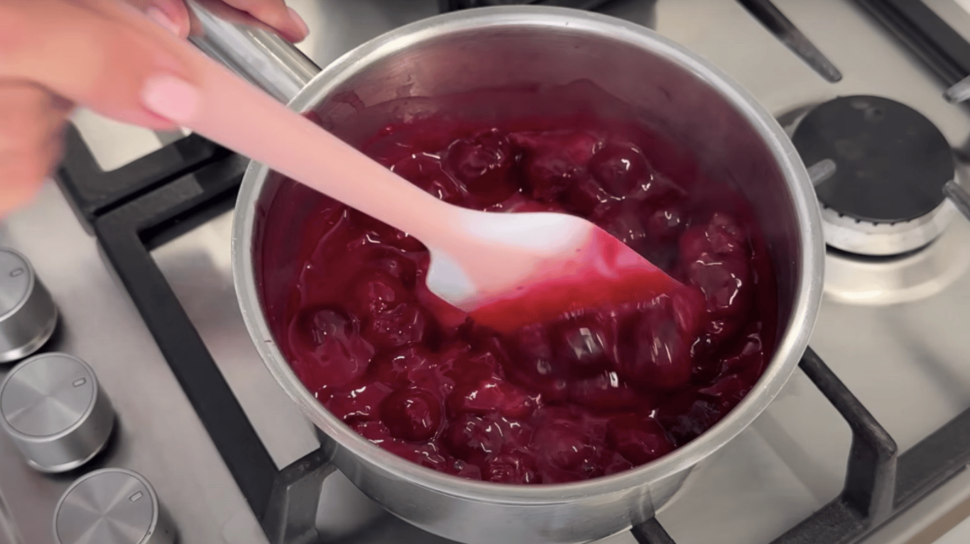 рецепт слойок з кремом та вишневою начинкою