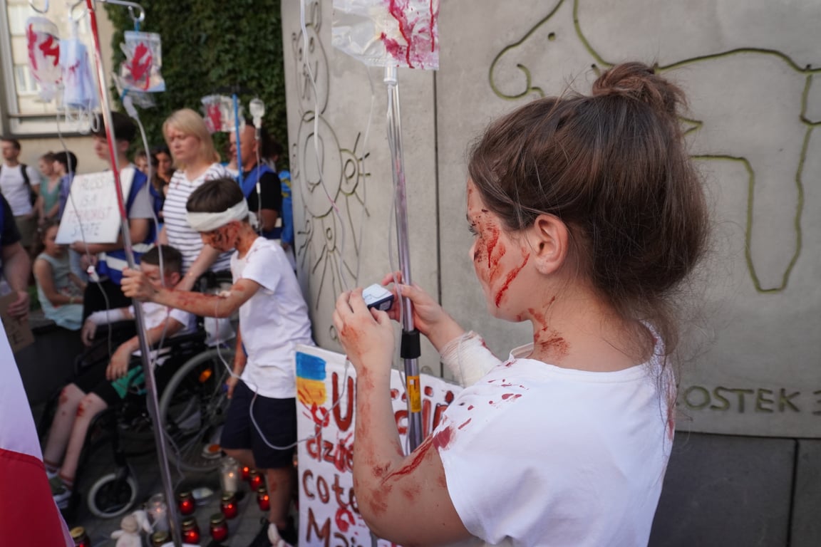 В Варшаве прошла акция протеста против российской агрессии возле детской больницы - фото 6