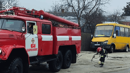 В Харьковской области из-за непогоды автобус с людьми влетел в забор - 285x160