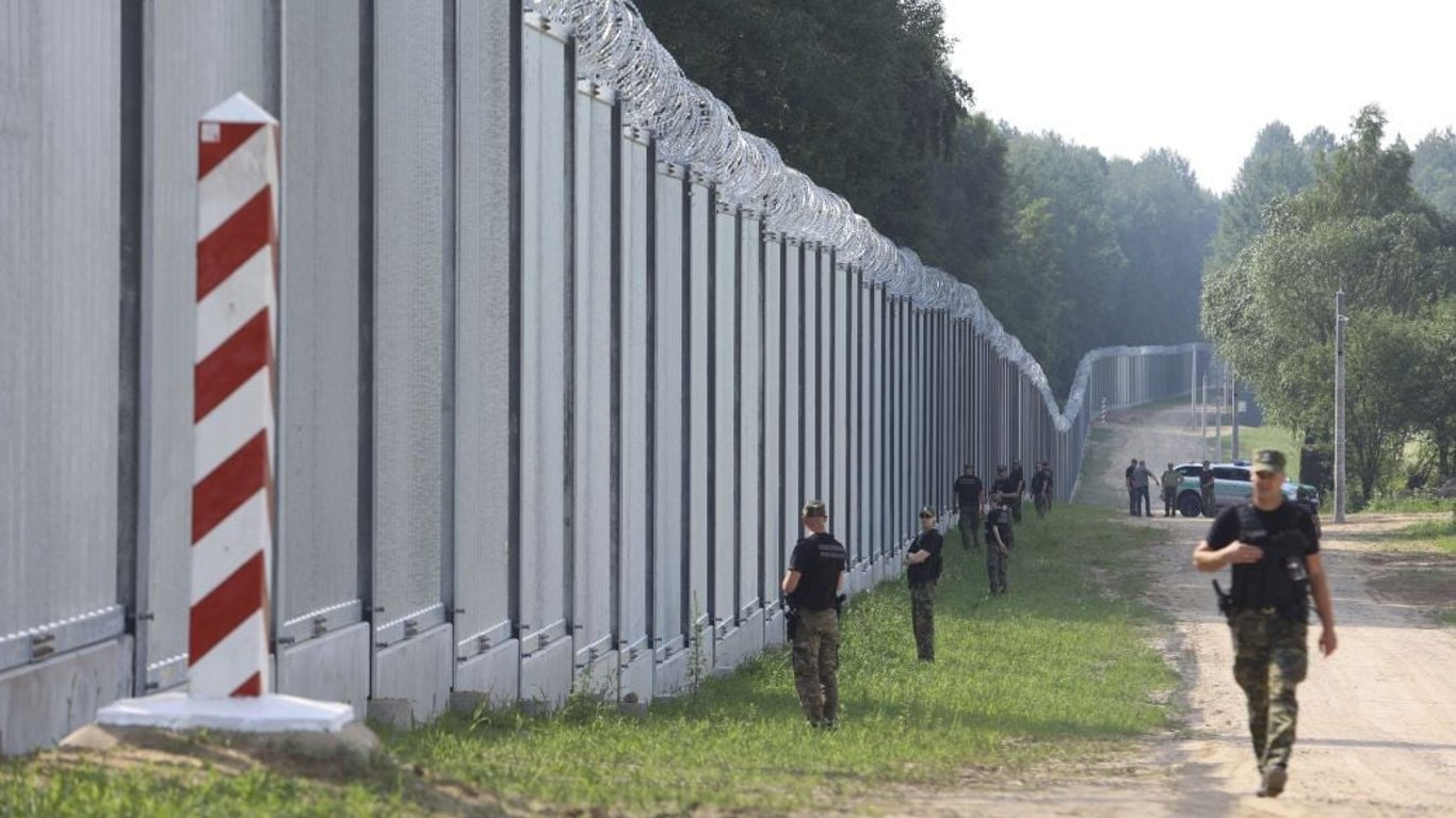 Голова МЗС Польщі Радослав Сікорський заявив про можливе закриття кордону з Білоруссю