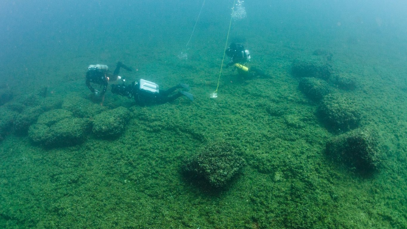 В заливе озера Мичиган, США, исследователи обнаружили неизвестное удивительное сооружение 9000 лет.
